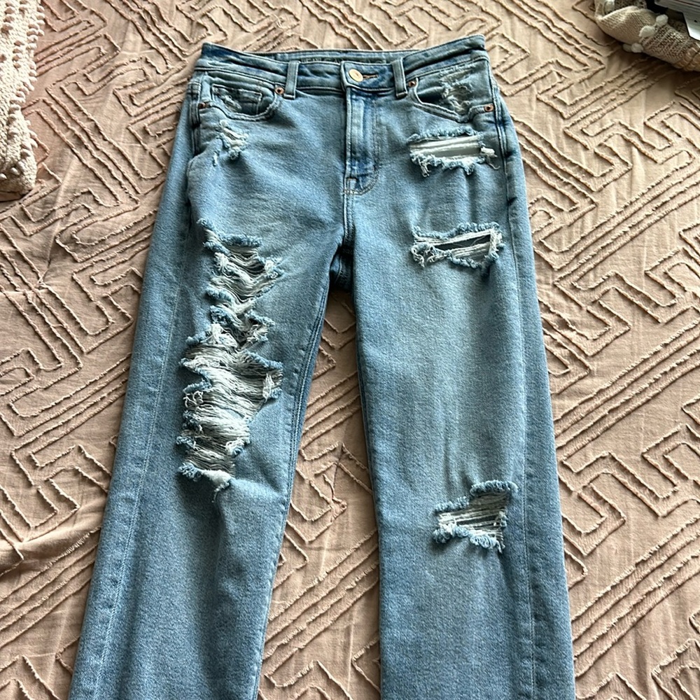 AE 000S Ripped Mom Jean